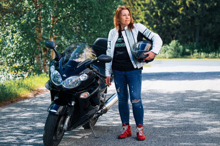 Terhi Salmela moottoripyörän vieressä