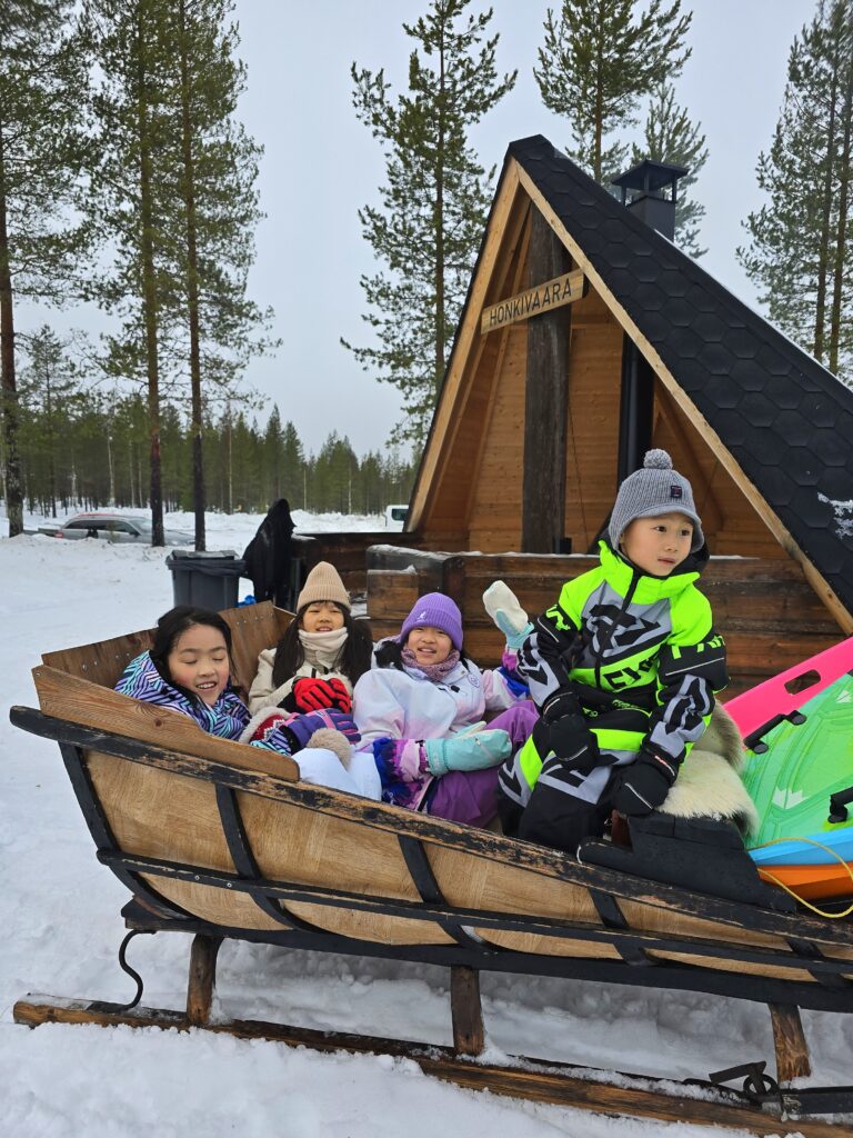 Kiinalaiset vieraat vietiin koululle ja pulkkamäkeen Ranualla