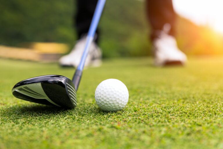 Golfin pelaajan jalat, golf-maila ja pallo
