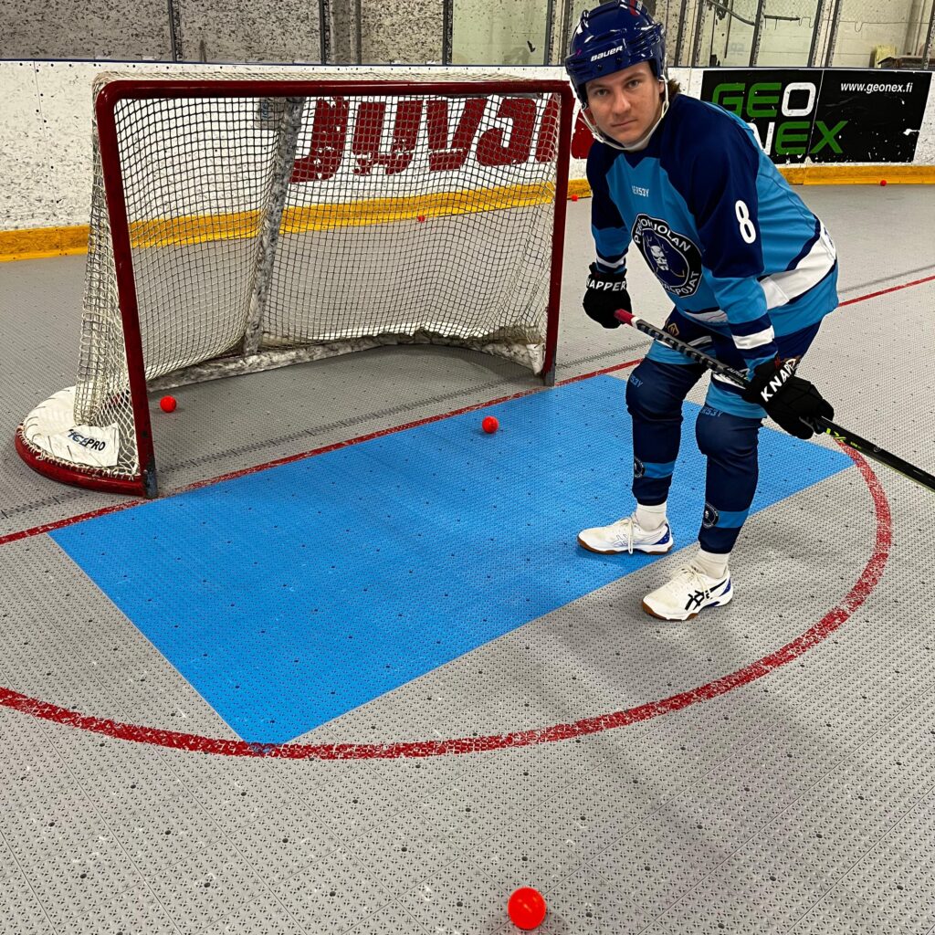 Jami Uusinarkaus pelaa ballhockeytä eli tossulätkää