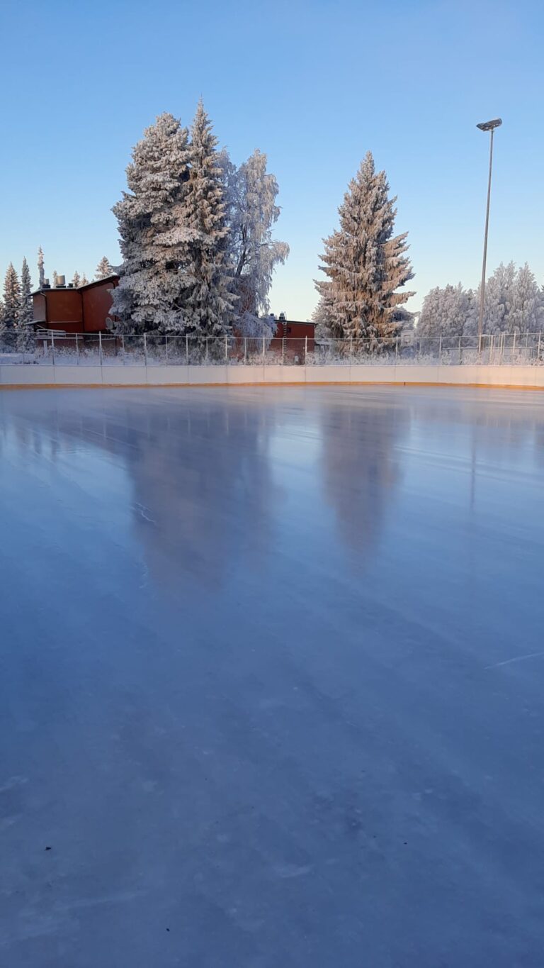 ulkojääkaukalo Ranuan Peuralla.