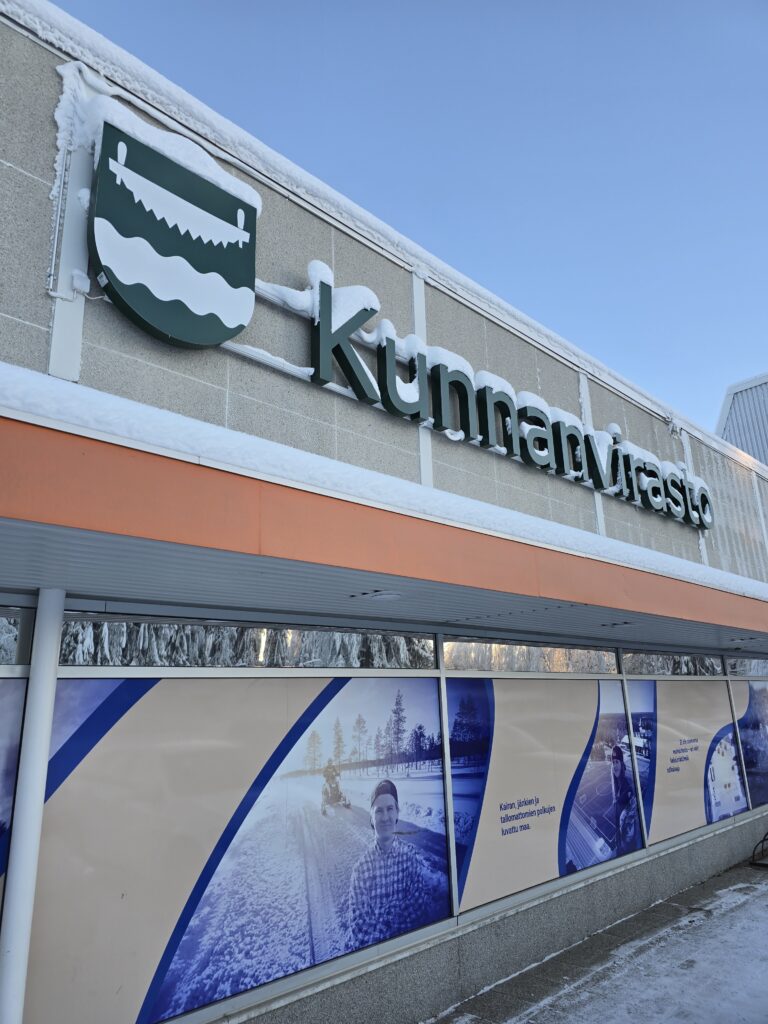 Ranuan kunnanviraston julkisivu talvella.