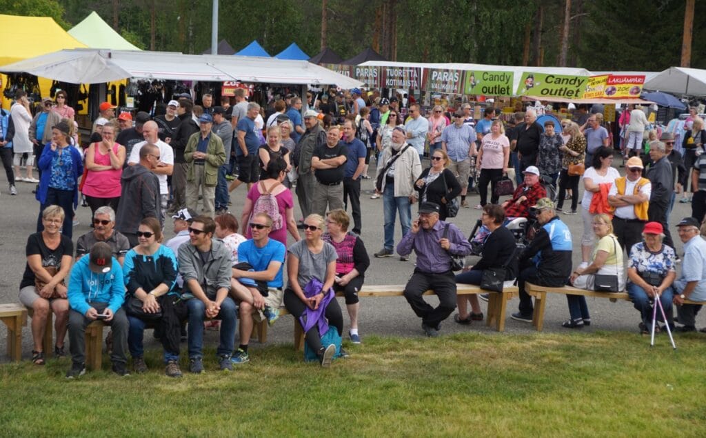 Yleisöä Hillamarkkinoilla