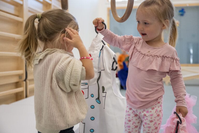 Lapset leikkivät päiväkodissa