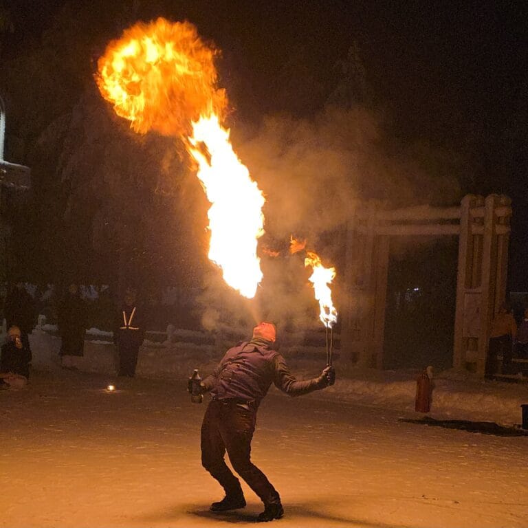 Tulitaiteilija syöksee tulta