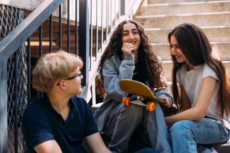 Nuoria istumassa portailla.