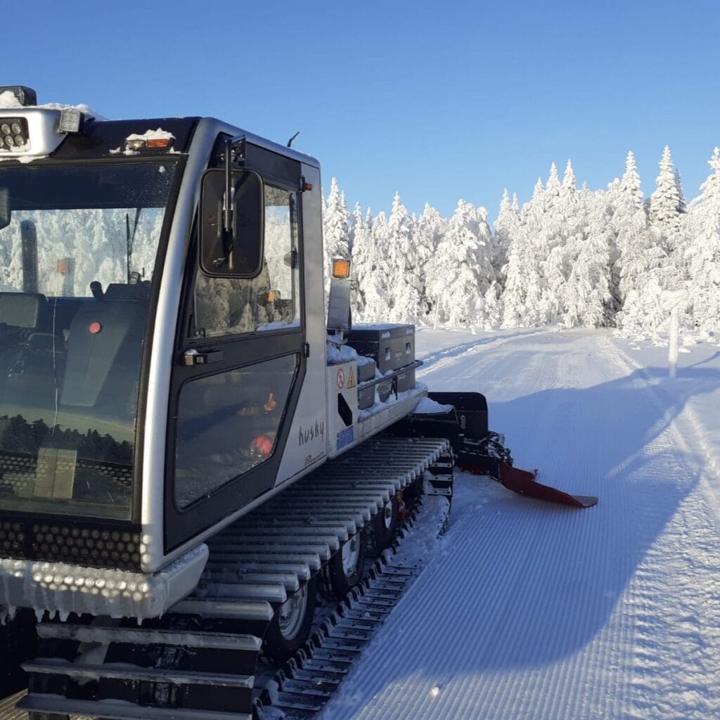 Ranuan moottorikelkkareitit ajettavassa kunnossa